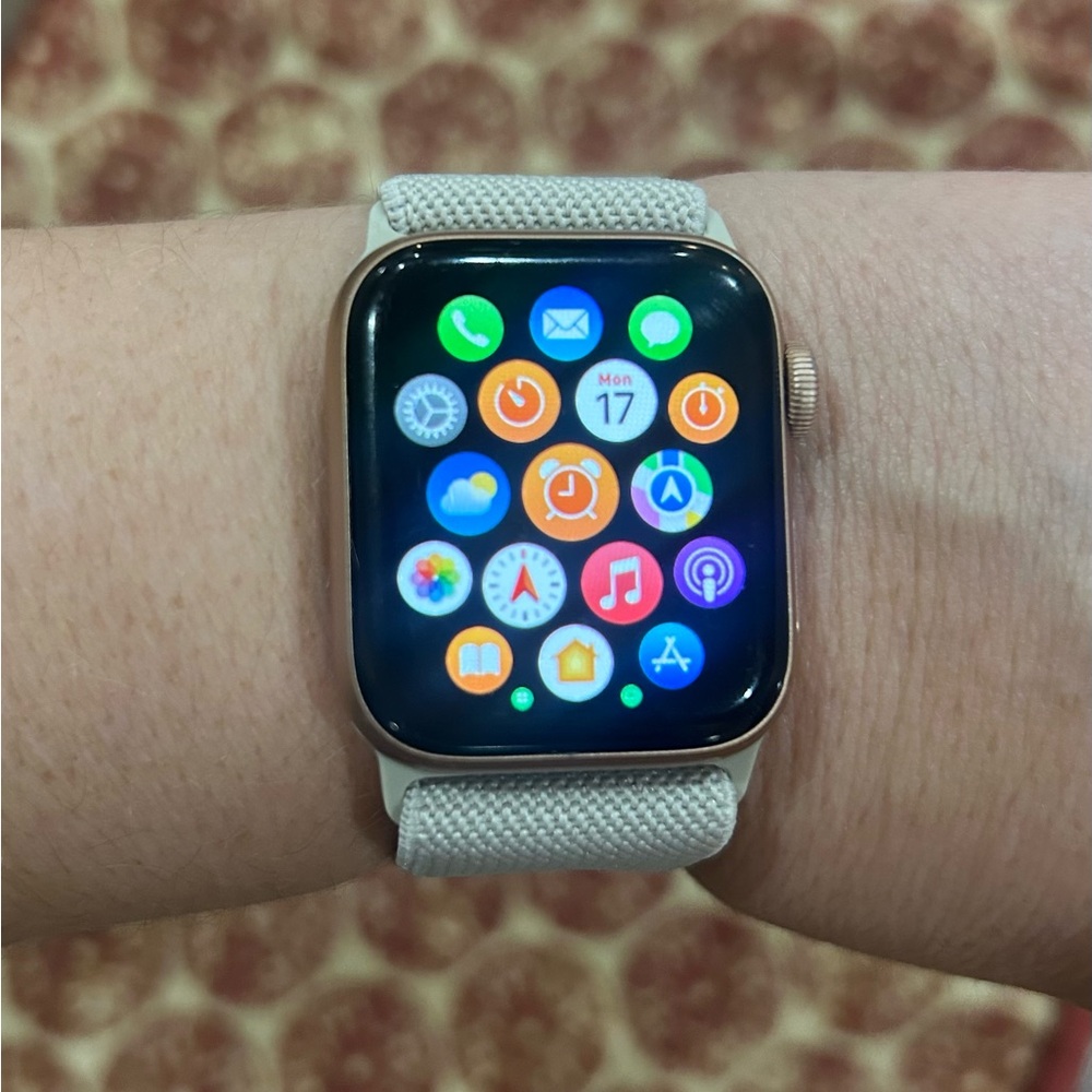 Rose Gold Apple SE Smartwatch 40 mm